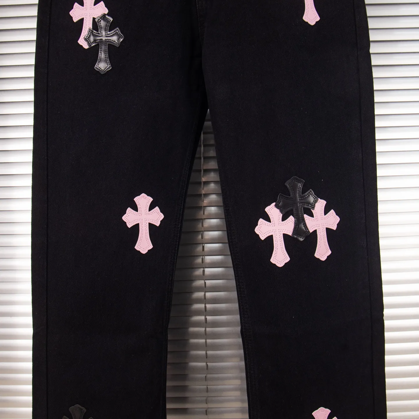 P260 Chrome Hearts Black Pants Sanskrit Black Pink Multi-Leather Jeans CH jeans need to be washed after the finished product is disassembled and then hand-stitched with sheepskin cross leather and then spliced ​​together to complete. The whole piece has too many craftsmanship to explain, patchwork cross flower embellishment, high-waisted washed jeans! ! Absolutely high-end luxury products, god-level single products and super popular products, made with top heavy industry, a must-see magic weapon. Customized hardware. The fabric is thick and soft after washing. It has good breathability. Customized small leather label. Unique design. The details are simple and elegant, and the workmanship is exquisite. The entire trousers are neatly routed and the details are in place! It’s so cool that both men and women can easily control the genderless trend! Style number: 1871# Color: black Size: 28 30 32 34